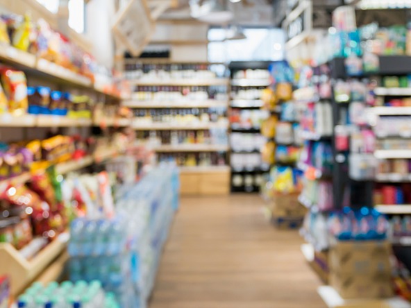 Food and drink items shelves blurred_crop